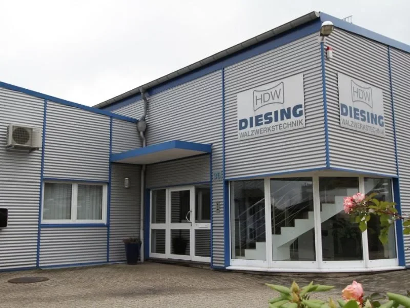 Außenansicht des Firmengebäudes von HDW Diesing Walzwerkstechnik mit moderner Metallfassade und klarer Beschilderung – repräsentativer Unternehmensstandort im Industriegebiet.